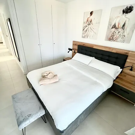 De 3 Dormitorios, Piscina Y Parking Appartamento *