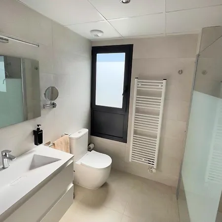 De 3 Dormitorios, Piscina Y Parking شقة