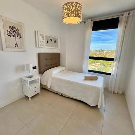 De 3 Dormitorios, Piscina Y Parking *