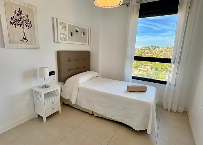 De 3 Dormitorios, Piscina Y Parking *