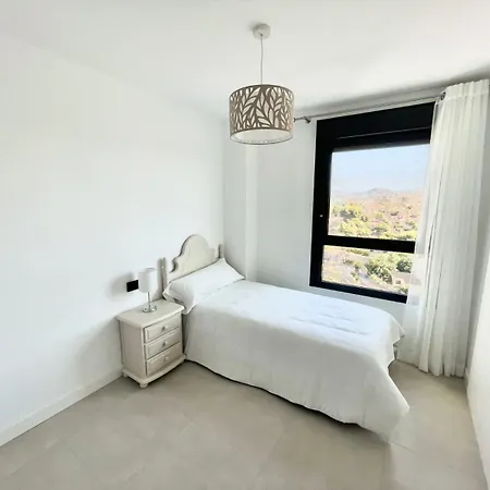 De 3 Dormitorios, Piscina Y Parking *