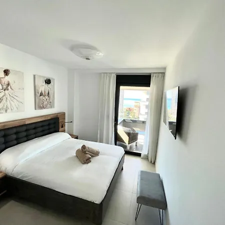 Апартаменти De 3 Dormitorios, Piscina Y Parking