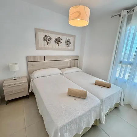 De 3 Dormitorios, Piscina Y Parking